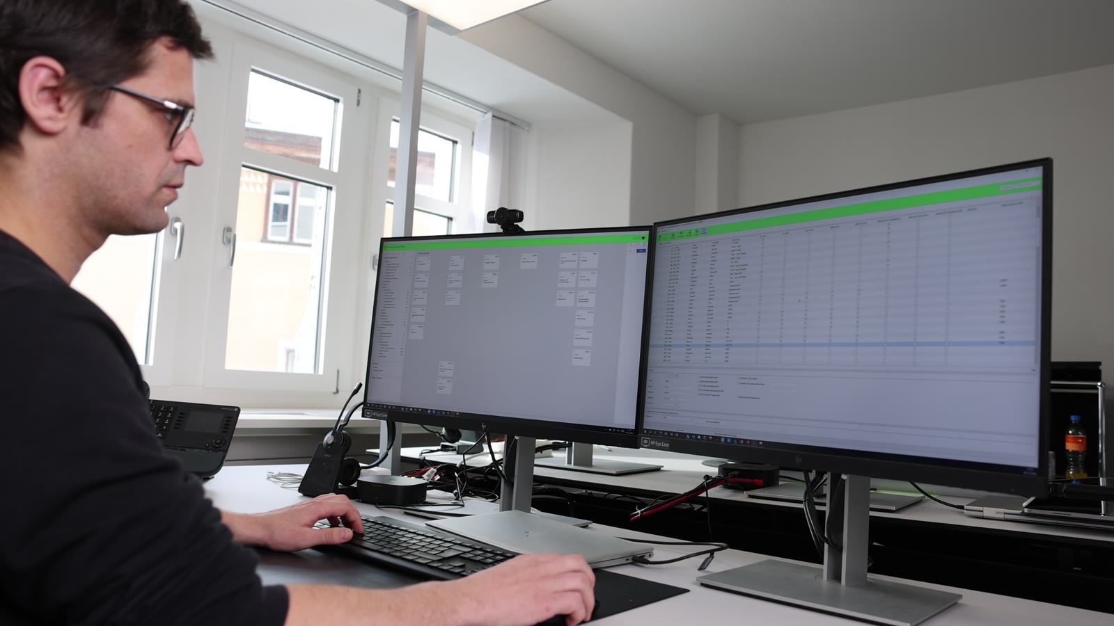 Mitarbeiter der Informatik am Arbeitsplatz im Rathaus Davos